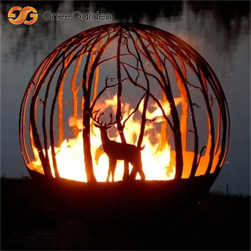 Изискана сфера на Corten Steel Fire: елени и дървета