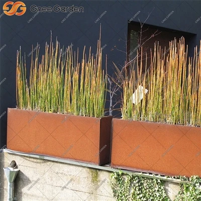 Стилен дизайн на вход с плантатори на Corten