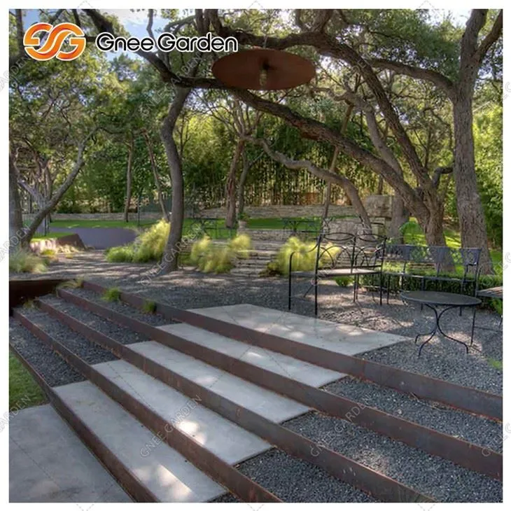 Стоманени стълби на открито