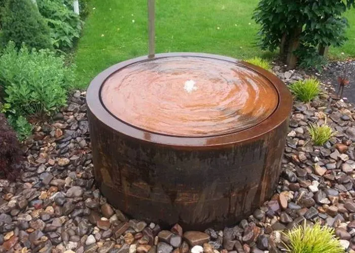 Воден елемент от ръждясала стомана