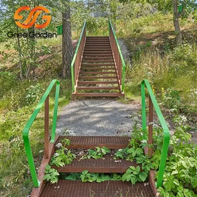 Градински стълби от ръждясала изветряща стомана